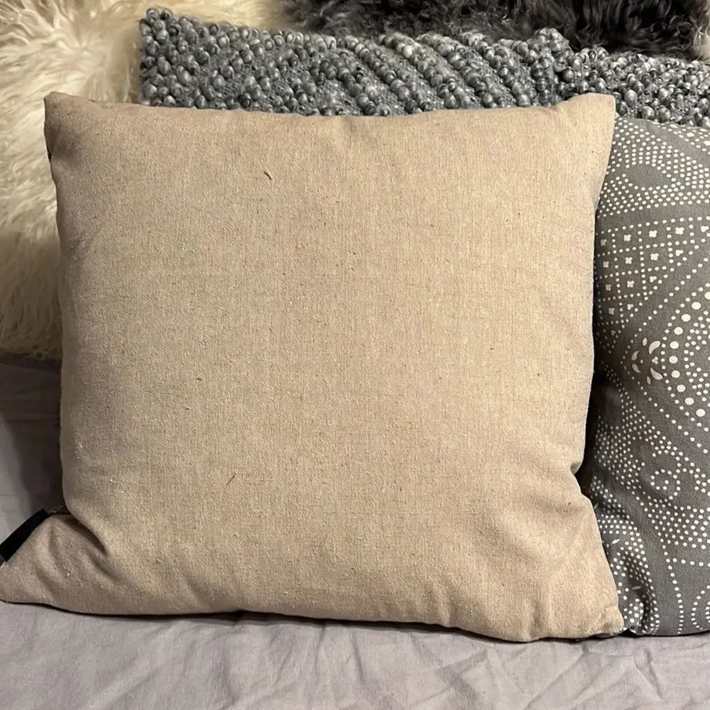 ‎Mud Hut gray pillows